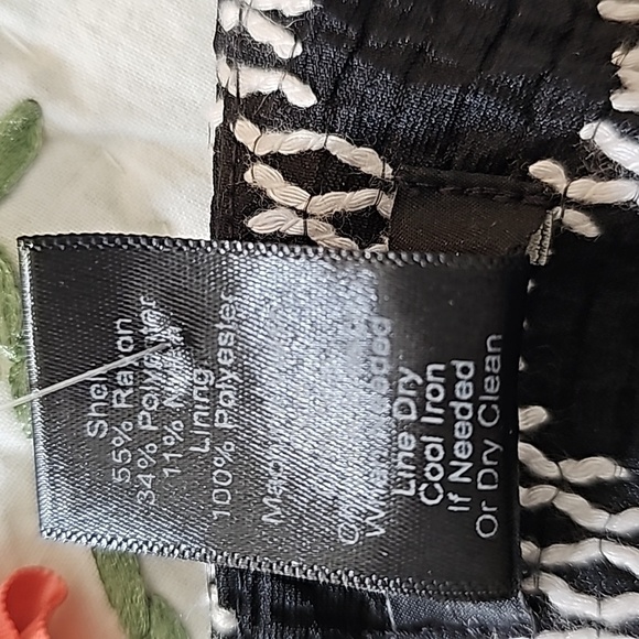 AnnTaylor Black & White Pencil Skirt Size 2 - Picture 7 of 7